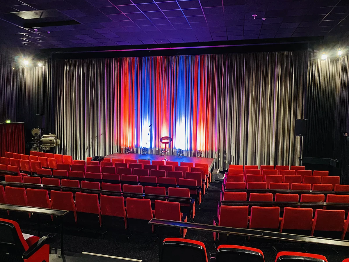 Die Bühne im Kino Scala.